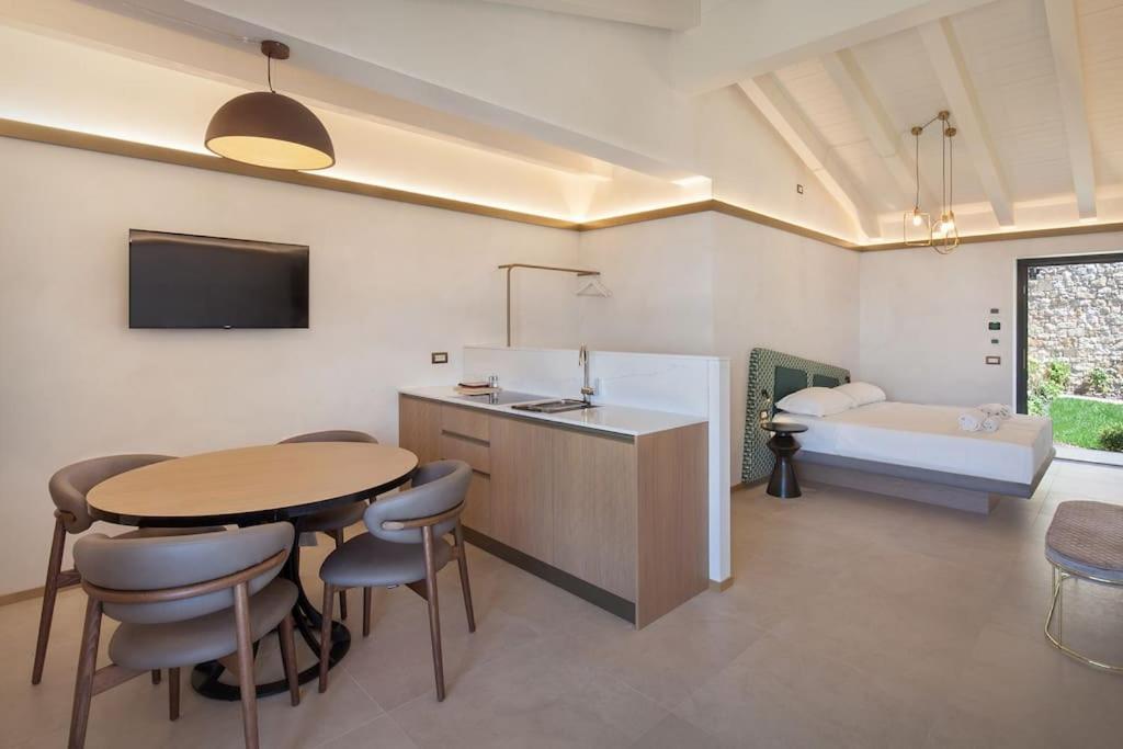 Villa Divina-Apt Armonia-Con Piscina E Vista Lago Castelletto Di Brenzone Luaran gambar